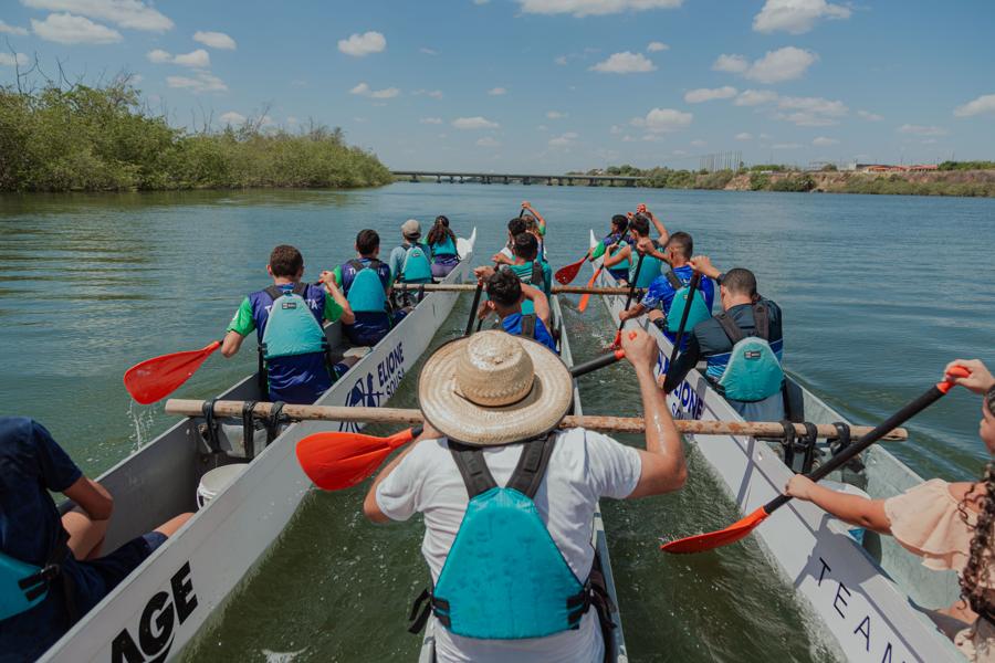 Remadores na canoa havaiana