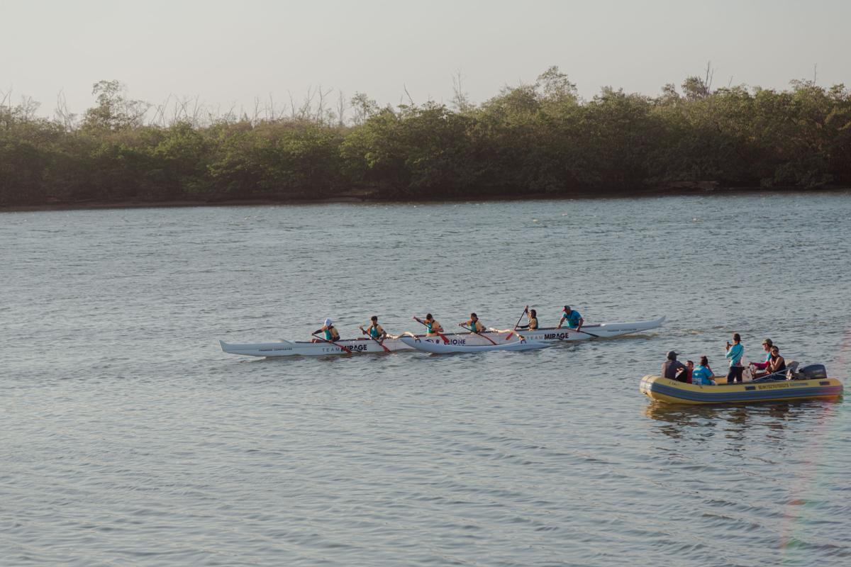 Canoas no rio ao entardecer