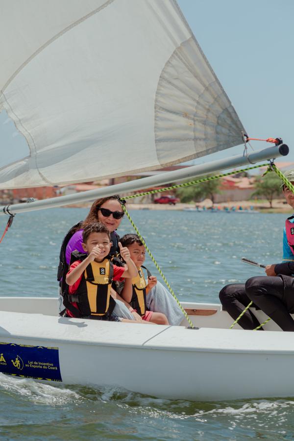 Mãe e filhos a bordo de um veleiro