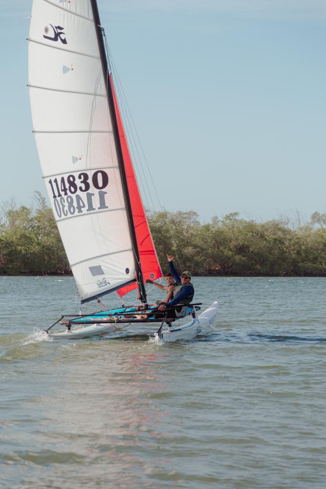 Catamarã Hobie Cat 16 navegando inclinado no rio