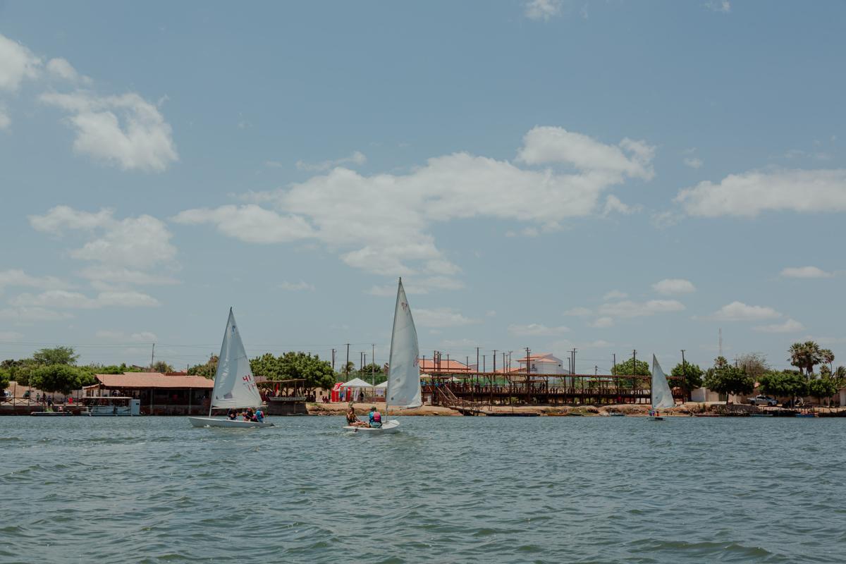 Veleiros ao longe na orla de Aracati