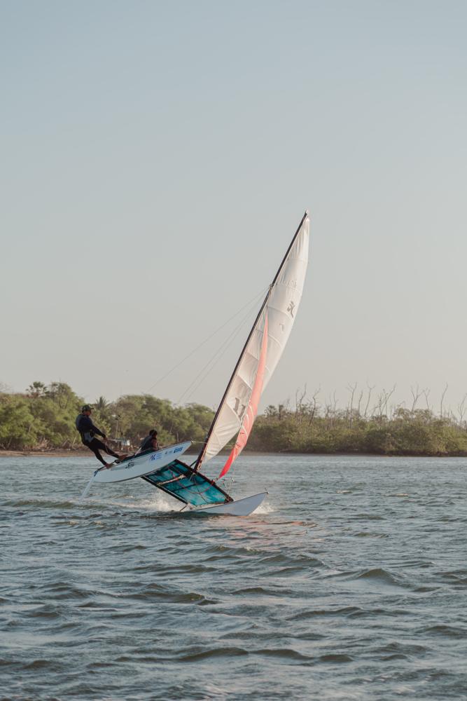 Catamarã Hobie Cat 16 inclinado ao vento