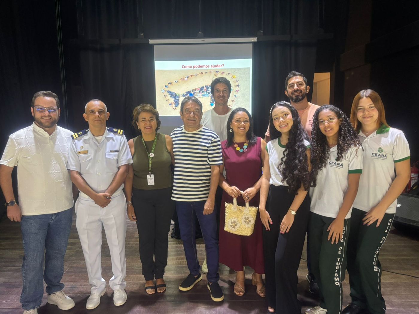 Palestrantes, representante da Marinha e estudantes de guia de turismo reunidos no palco do Teatro Francisca Clotilde